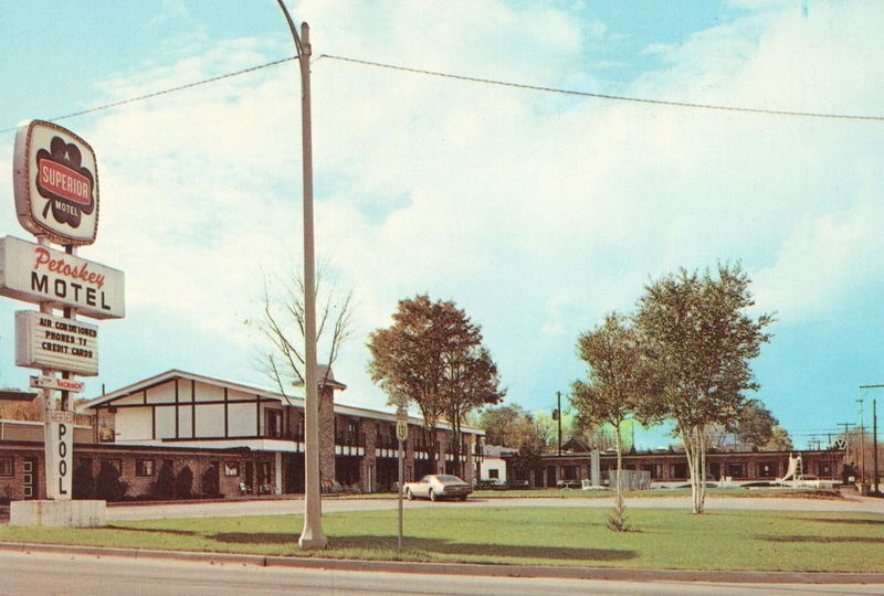 Petoskey Motel (Superior Motel, Petoskey Motor Court) - Old Postcard (newer photo)